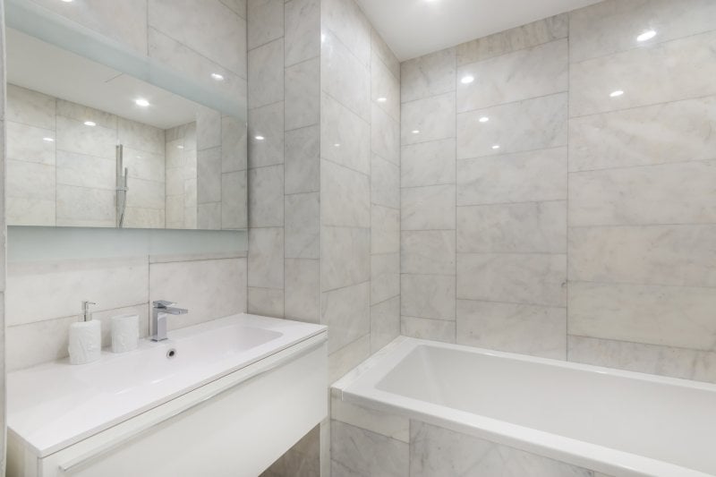 All-white marble bathroom (Photo by Alhim – stock.adobe.com)
