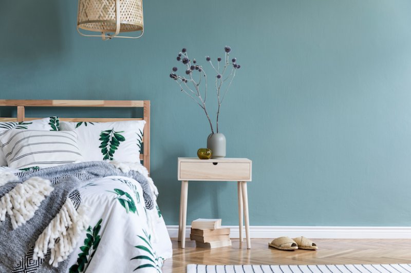 a furnished bedroom with blue walls (Photo by © FollowTheFlow - stock.adobe.com)