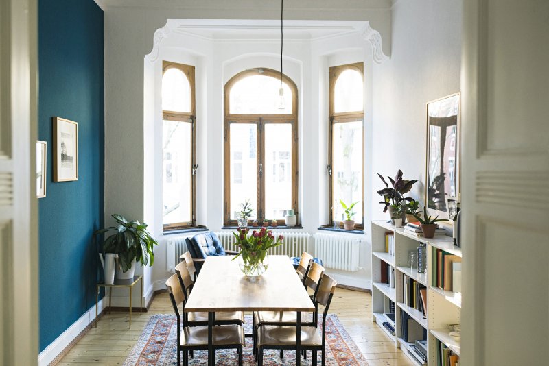 Blue accent wall in dining room (Photo by Westend61 via Getty Images)