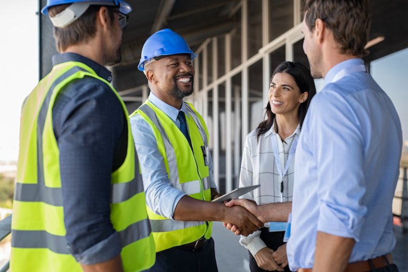 contractor and customer shaking hands (Photo by © Rido - stock.adobe.com)
