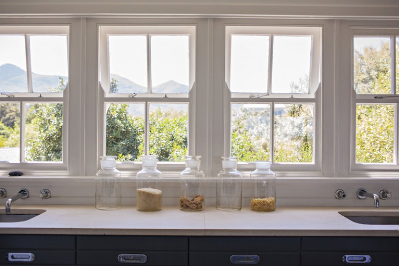 row of four bright, double hung windows above kitchen counter (Photo by Letizia Le Fur/ ONOKY via Getty Images)
