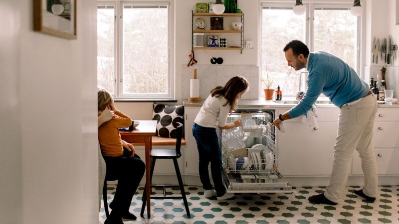 A father with his daughter loading the dishwasher (Photo by Maskot/Maskot via Getty Images)