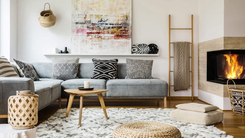 Fireplace roaring in pretty living room (Photo by Photographee.eu - stock.adobe.com)