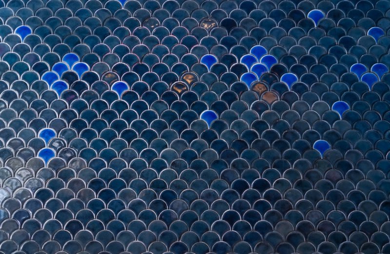 Navy blue fish scale kitchen tile with bright blue accents (Photo by enchanted_fairy - stock.adobe.com)