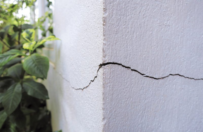 crack in concrete foundation (Photo by TA BLUE Capture/Shutterstock.com)