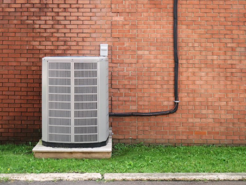 hvac air conditioner in front of brick wall (Photo by Thelma Lanteigne / EyeEm/ EyeEm/Getty Images.)