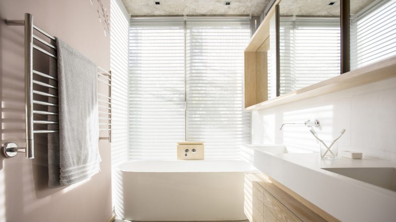 The interior of a sunny modern bathroom (Photo by Tom Merton/KOTO - stock.adobe.com)