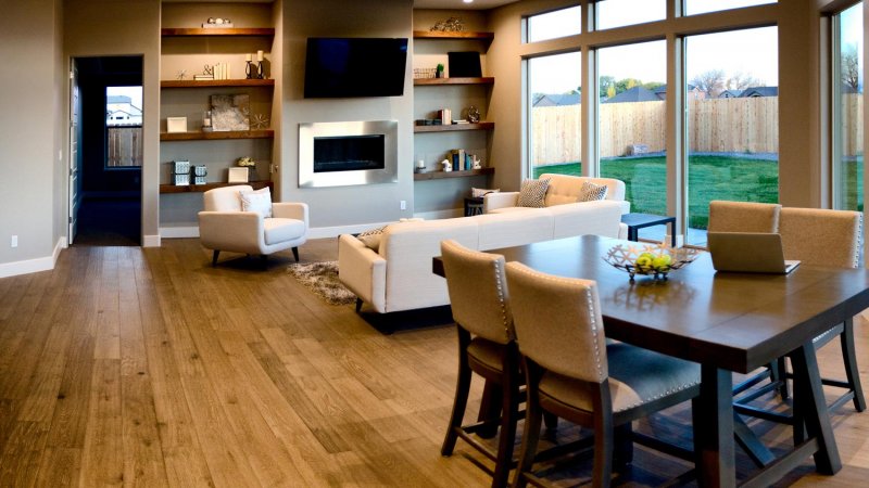 Hardwood flooring in living room (Photo by Robert Ingelhart / E+ via Getty Images)