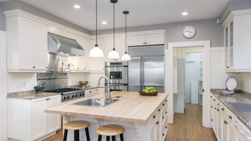 A luxurious kitchen with wooden floors and a kitchen island (Photo by coralimages - stock.adobe.com)