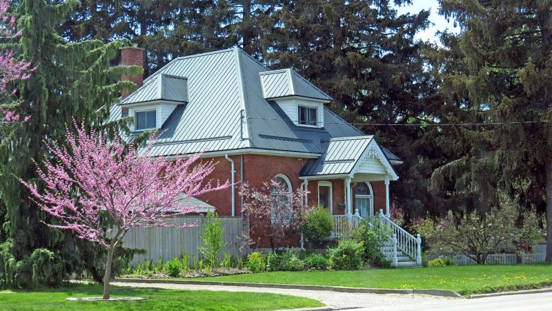 Metal roof on older home (Photo by Nik - stock.adobe.com)