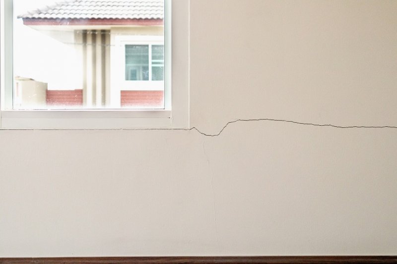 Cracked paint on wall (Photo by Piman Khrutmuang - stock.adobe.com)