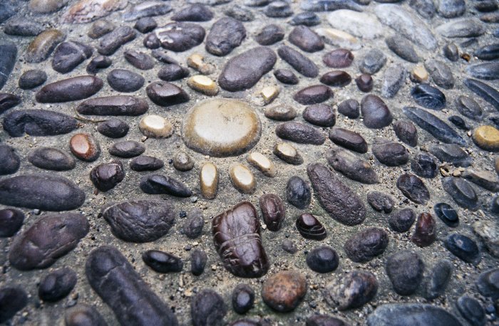Create a mosaic stepping stone for a unique look. (Photo courtesy of Pixabay)