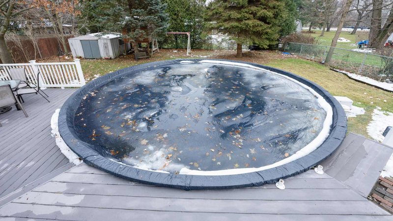 Pool covered for winter (Photo by J.A. – stock.adobe.com)