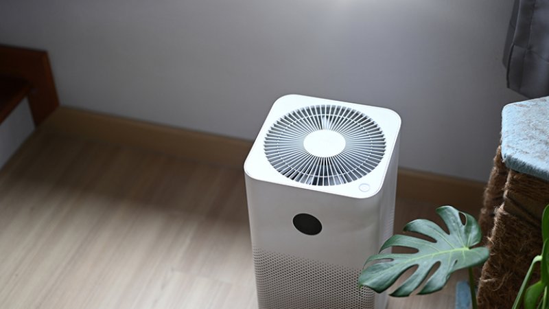 Portable air purifier in living room (Photo by PrathanChorruangsak / iStock via Getty Images)