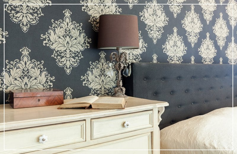 vintage wallpaper in bedroom (Photo by Photographee.eu/Shutterstock.com)