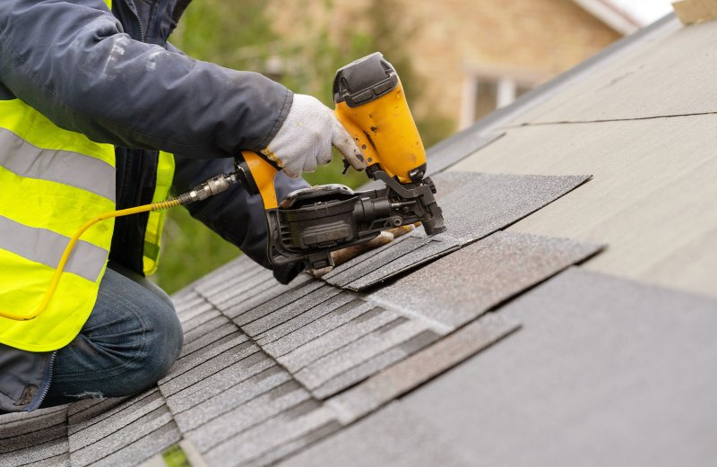 contractor adding roofing (Photo by Crizmaker/Shutterstock.com)