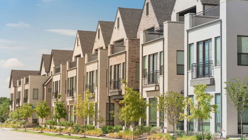 A row of newly built townhouses in Dallas, TX (Photo by TrongNguyen/iStock / Getty Images Plus via Getty Images)