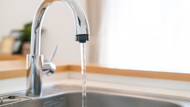 kitchen sink water running (Photo by naka – stock.adobe.com)