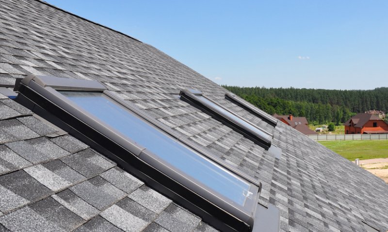 three skylight windows on the roof of a house (Photo by © bildlove - stock.adobe.com)