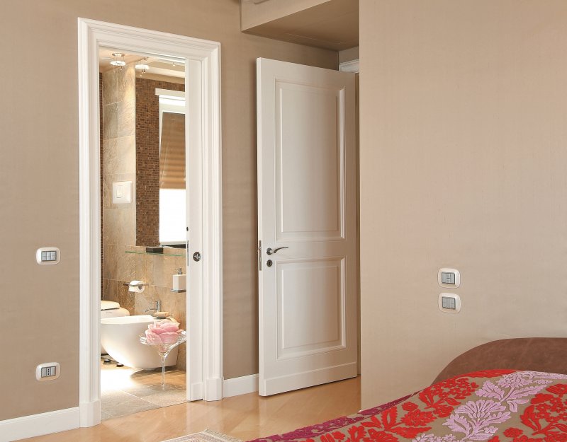 Beige bedroom with ensuite bathroom and open pocket door (Photo by #moreideas – stock.adobe.com)