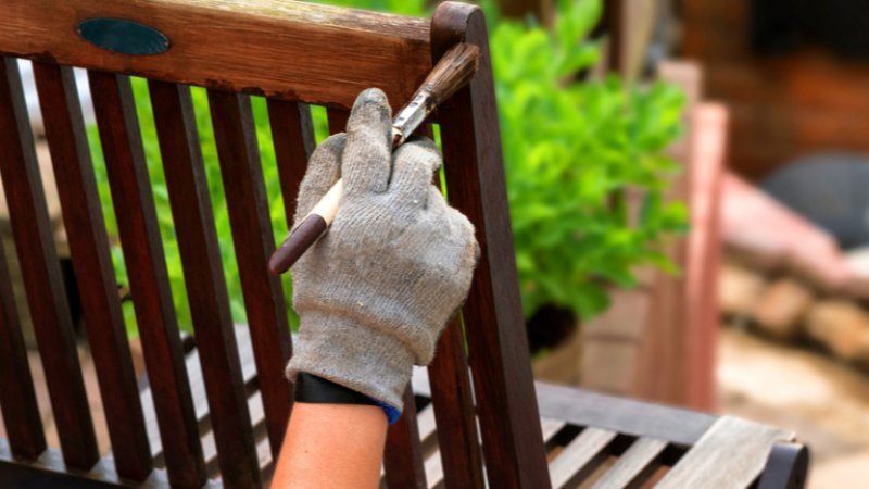 Staining outdoor chair dark brown (Photo by John-Fs-Pic / Shutterstock.com)