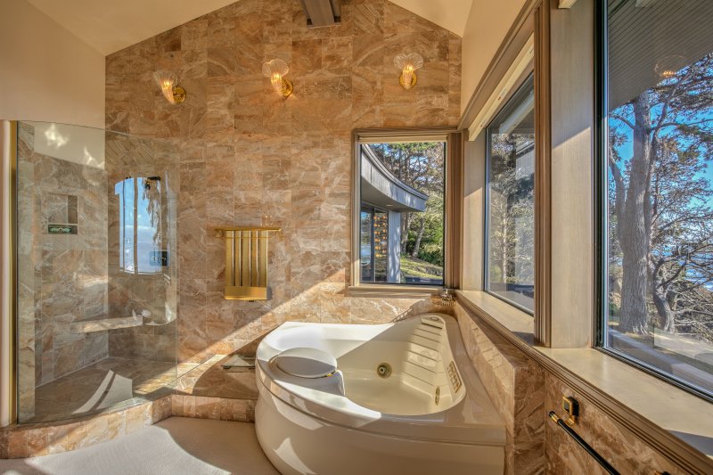 Stone tile accent wall in bathroom (Photo by Bill Oxford /E+ via Getty Images)