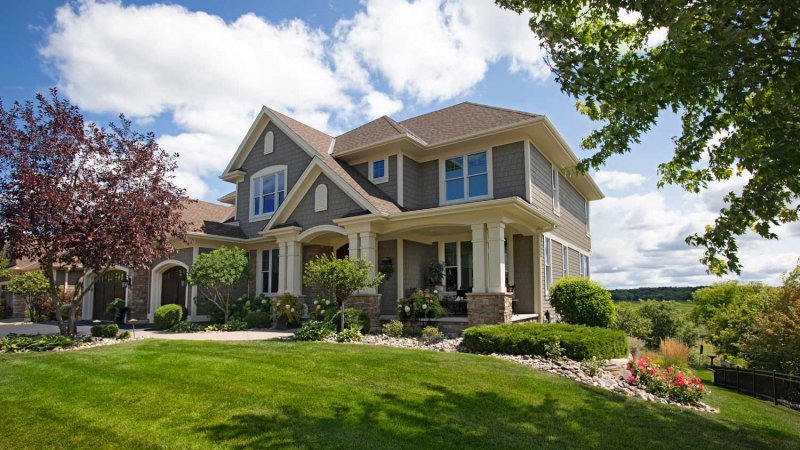 A suburban, luxurious house with a big garden (Photo by Xacto/E+ via Getty Images)