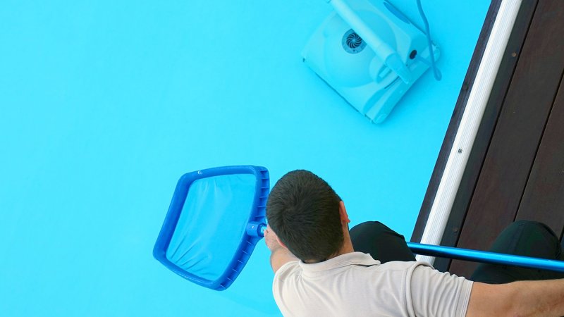 Vacuuming pool (Photo by polack – stock.adobe.com)