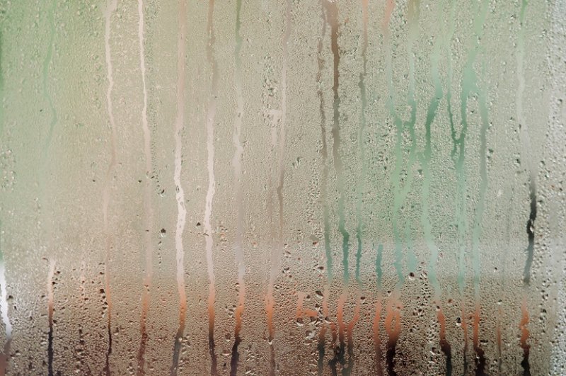 Wet shower glass window (Photo by © Surachet Kedkittikhun / EyeEm / Getty Images)