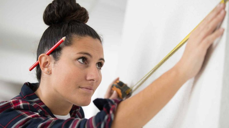 woman using measuring tape (Photo by auremar - stock.adobe.com)