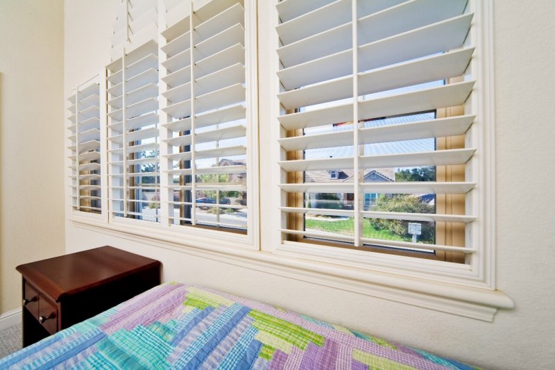 white wooden blinds in a home (Photo by © slobo/E+/Getty Images.)