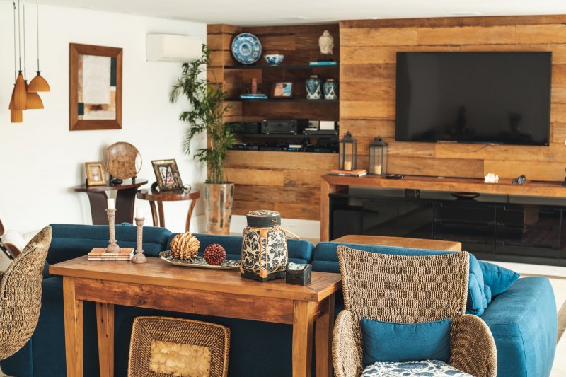Wood plank accent wall in living room (Photo by Pollyanna Ventura /E+ via Getty Images)
