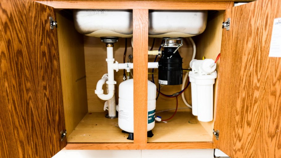 Water filter underneath sink