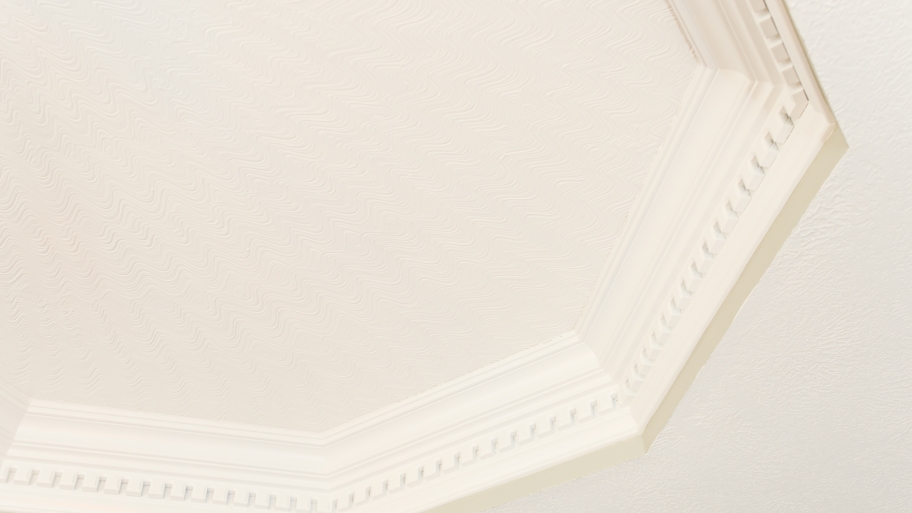 ceiling with crown molding
