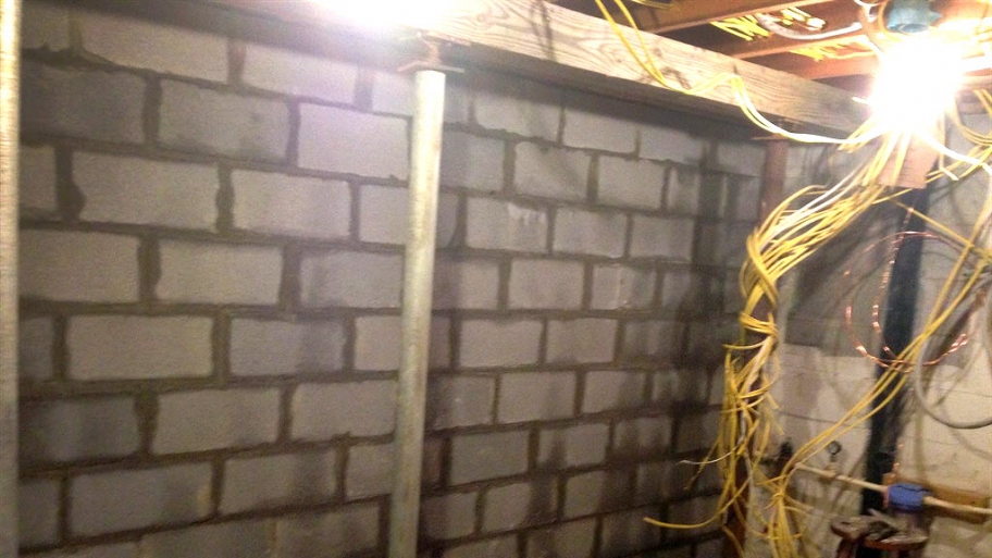 Internal foundation support wall