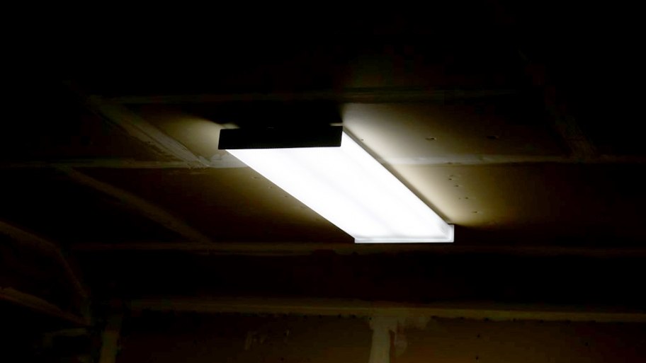 fluorescent light fixture