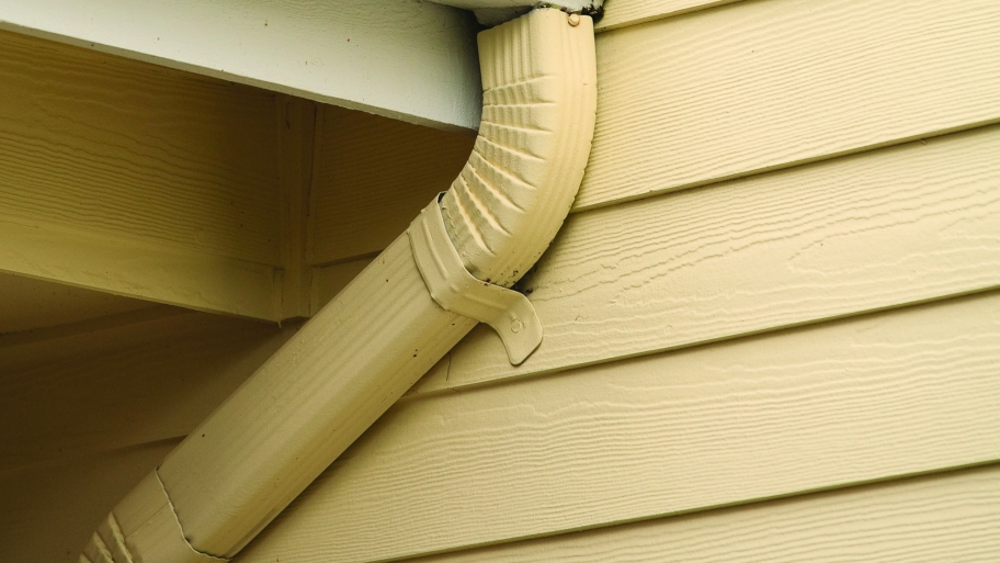 roof edge with gutters