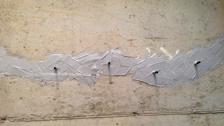 Horizontal concrete crack patch