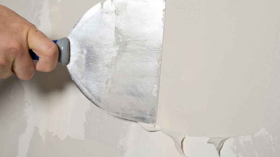 mudding a drywall hole