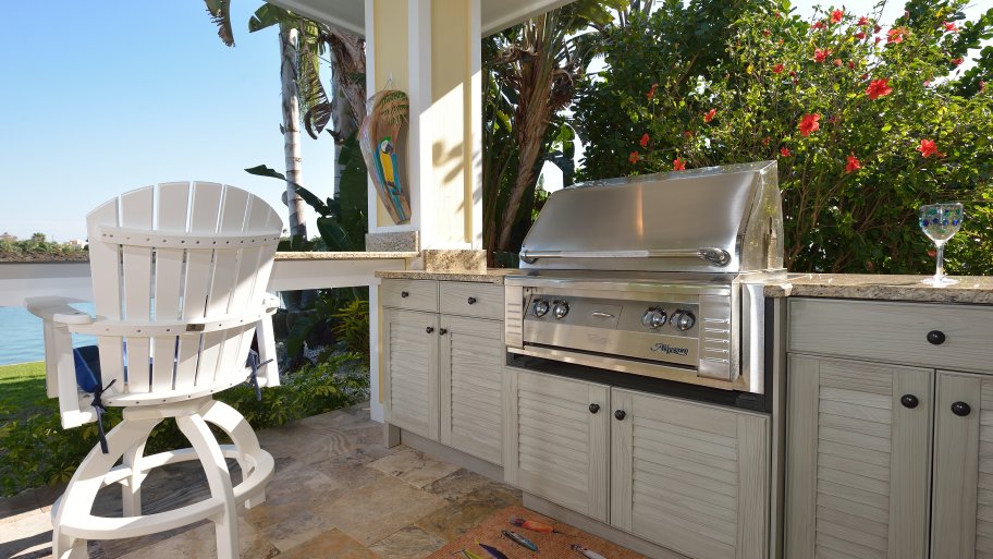 outdoor kitchen
