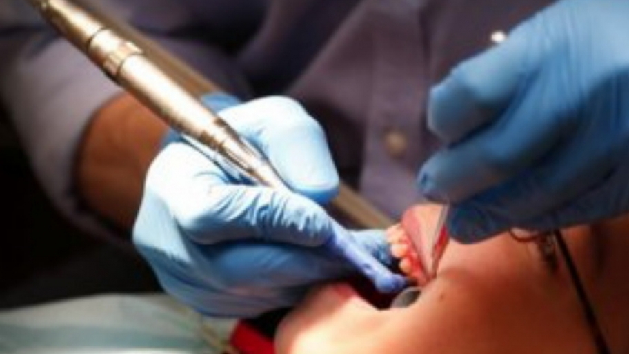 a dentist polishes a child's teeth.