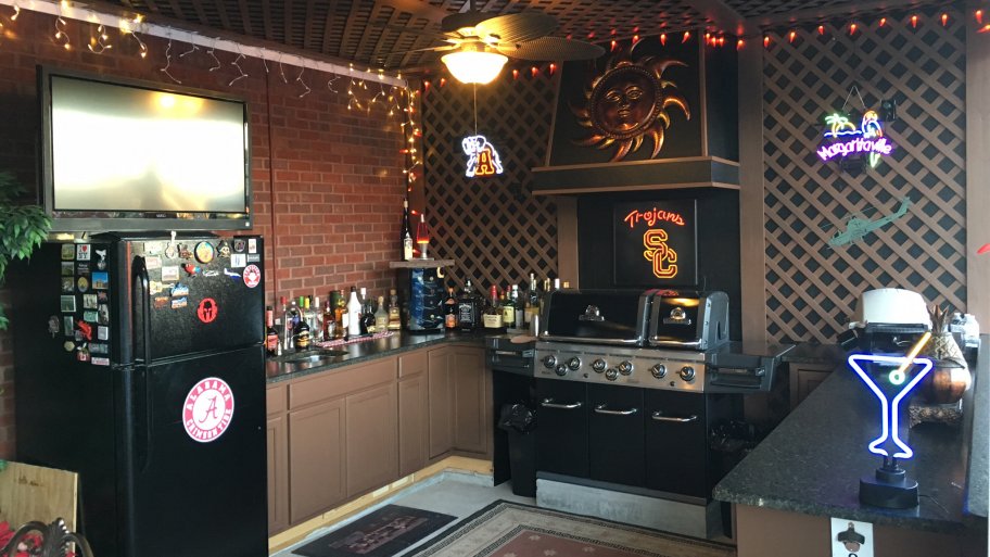 Outdoor kitchen and bar
