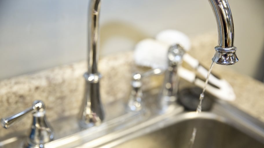 kitchen sink faucet dripping water