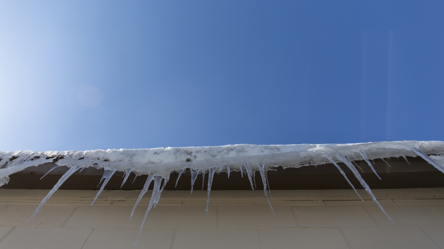 ice dam in gutters