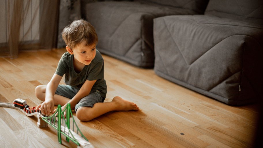 A kid playing with his toys on wooden floor (Photo by Анастасия Амраева - stock.adobe.com)