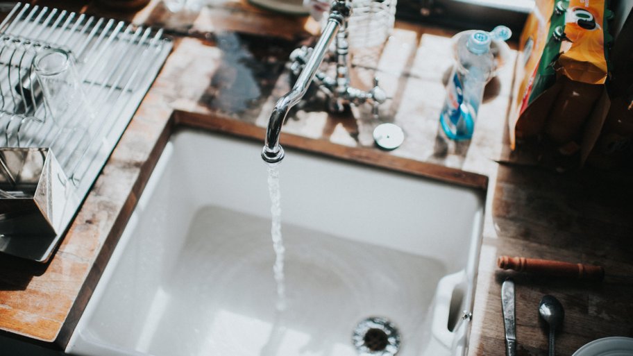 A kitchen sink with running water