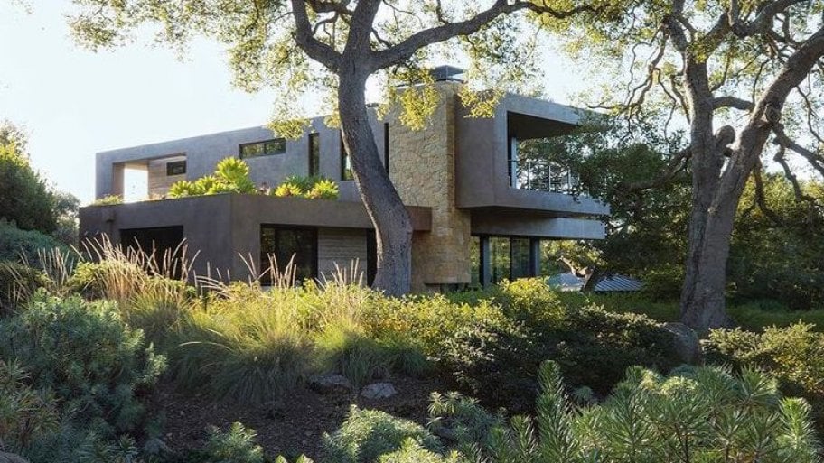 Home exterior and landscaping by Marmol Radziner Architectural Firm