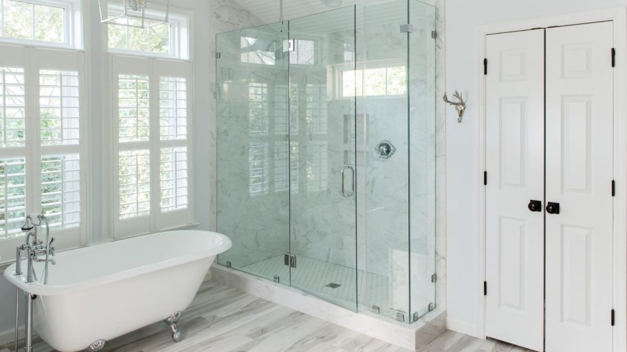 A modern white bathroom (Photo by Minette Hand/Stocksy - stock.adobe.com)