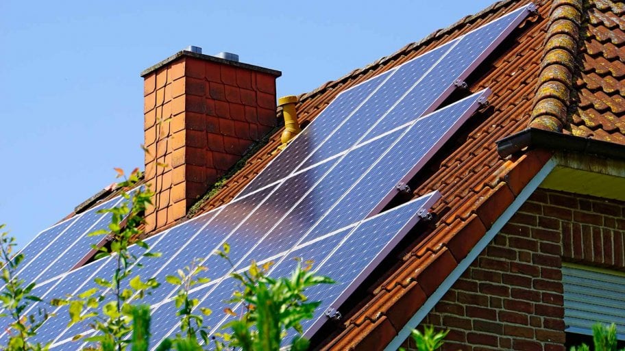 How to Clean Solar Panels on a Roof? Complete Cleaning Guide