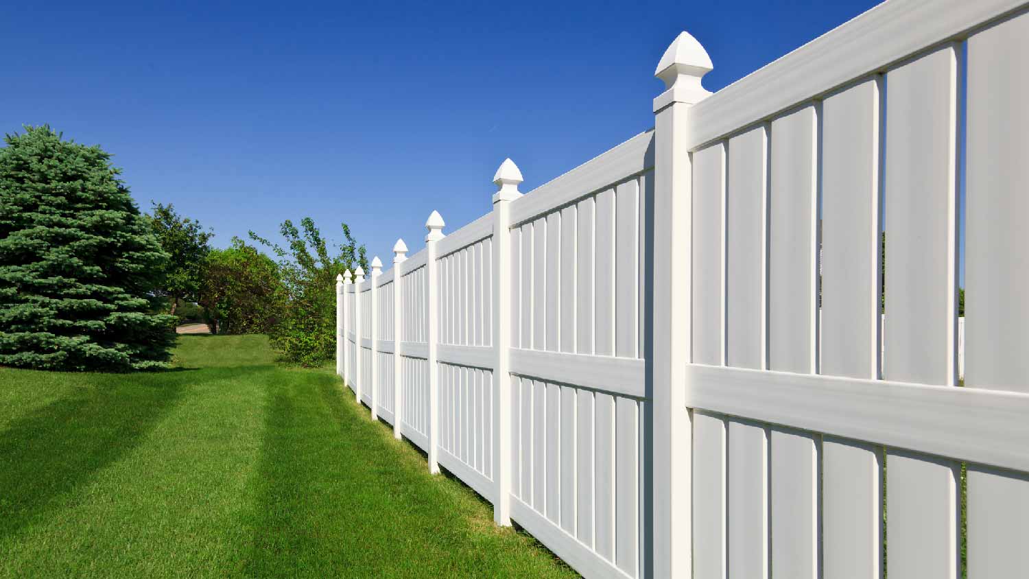 A vertical vinyl fence